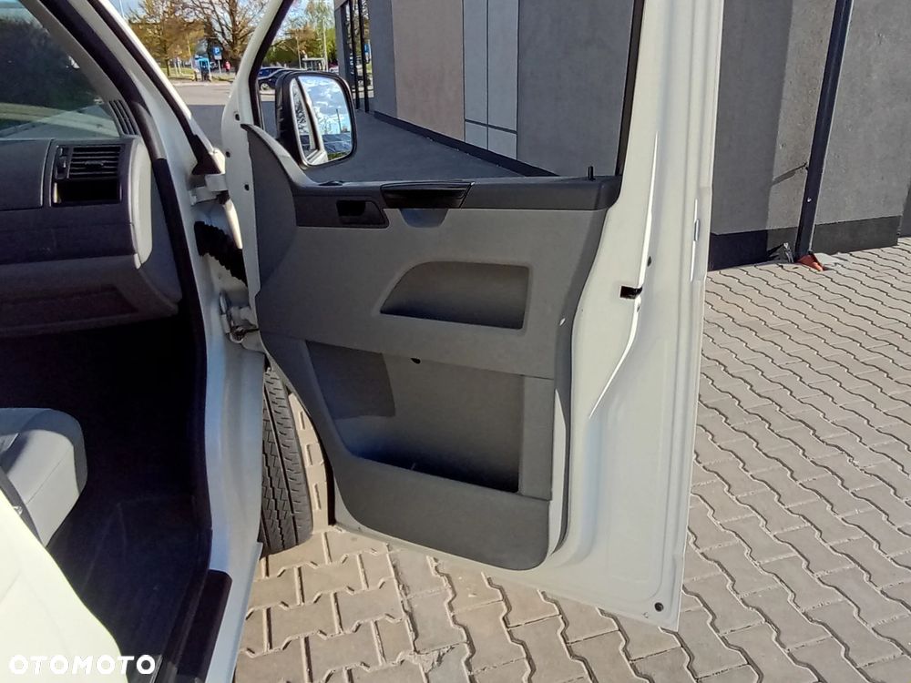 Volkswagen TRANSPORTER T5 XI.2009r. MAX WYSOKI 1,9 TDI 102KM KLIMATYZACJA NOWE SPRZĘGŁO I ROZRZĄD PRZEGLĄD NA ROK ZERO RDZY 3 OSOBOWY STAN TECHNICZNY WZOROWY ŁADOWNOŚĆ 1385 KG BEZWYPADKOWY VAT1 ELEKTR. SZYBY I LUSTERKA - 17