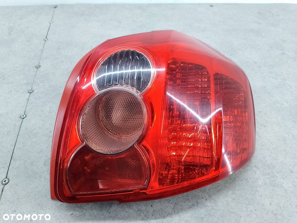 LAMPA TYLNA PRAWA TOYOTA AURIS I HATCHBACK 5D - 1