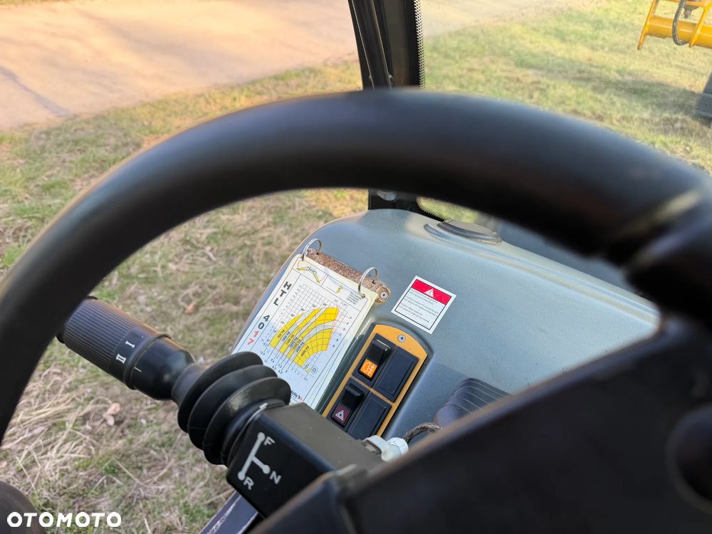 Haulotte HTL 4017 Ładowarka Teleskopowa Dźwig 17m. z Bocianem 22m. Łyżka szufla. widły z Hydraulicznym posuwem! Maszyna z Komuny Norweskiej! Jak Nowa z Salonu. DEKRA aktualna na cały osprzęt! Kamera + szybkozłącze! Bocian 5m. Szybka wolna jazda! Pełna Dokumentacja Serwisowa! Opony zero zużycia! Zero luzów i wycieków! Stabilizatory 2ośie. Wielka Okazja 3430 mtg! Webasto. Gniazdo 220v. Bogata Wersja Norweska - 30