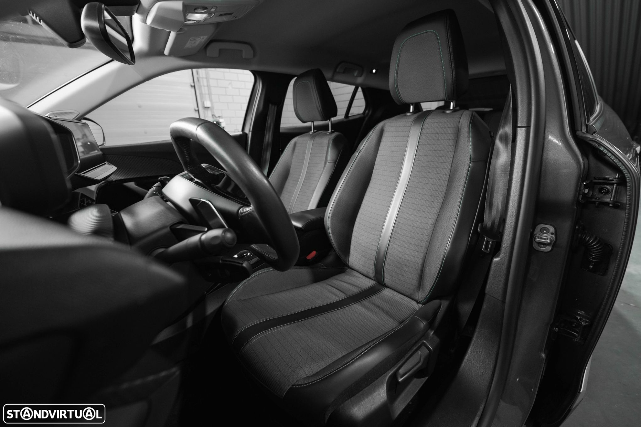 Peugeot 2008 1.2 PureTech Allure EAT8 - 5