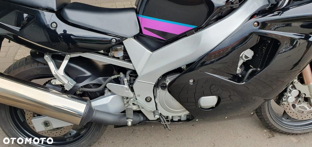 Yamaha FZR - 25