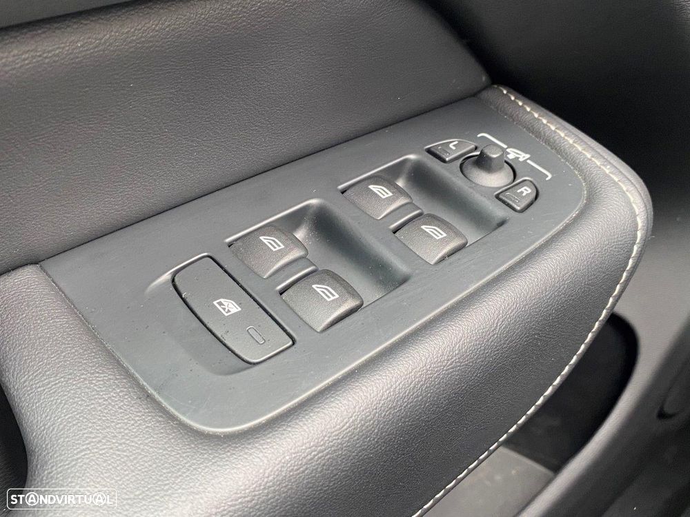 Volvo XC 60 2.0 D4 R-Design Geartronic - 24