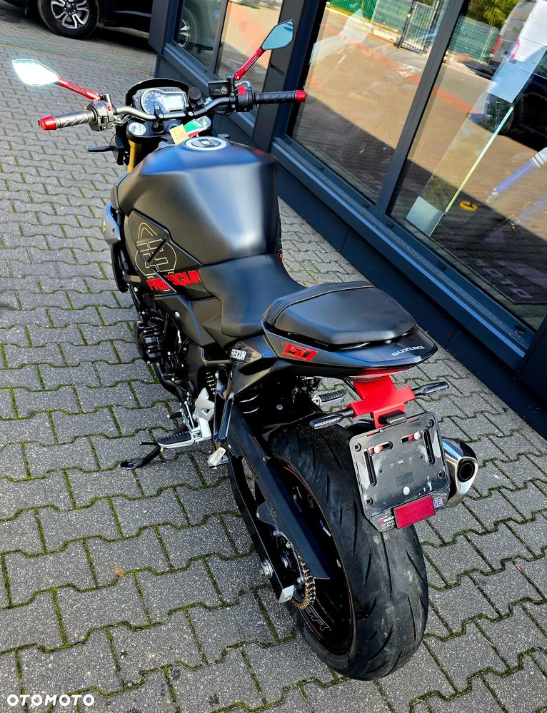 Suzuki GSR - 24