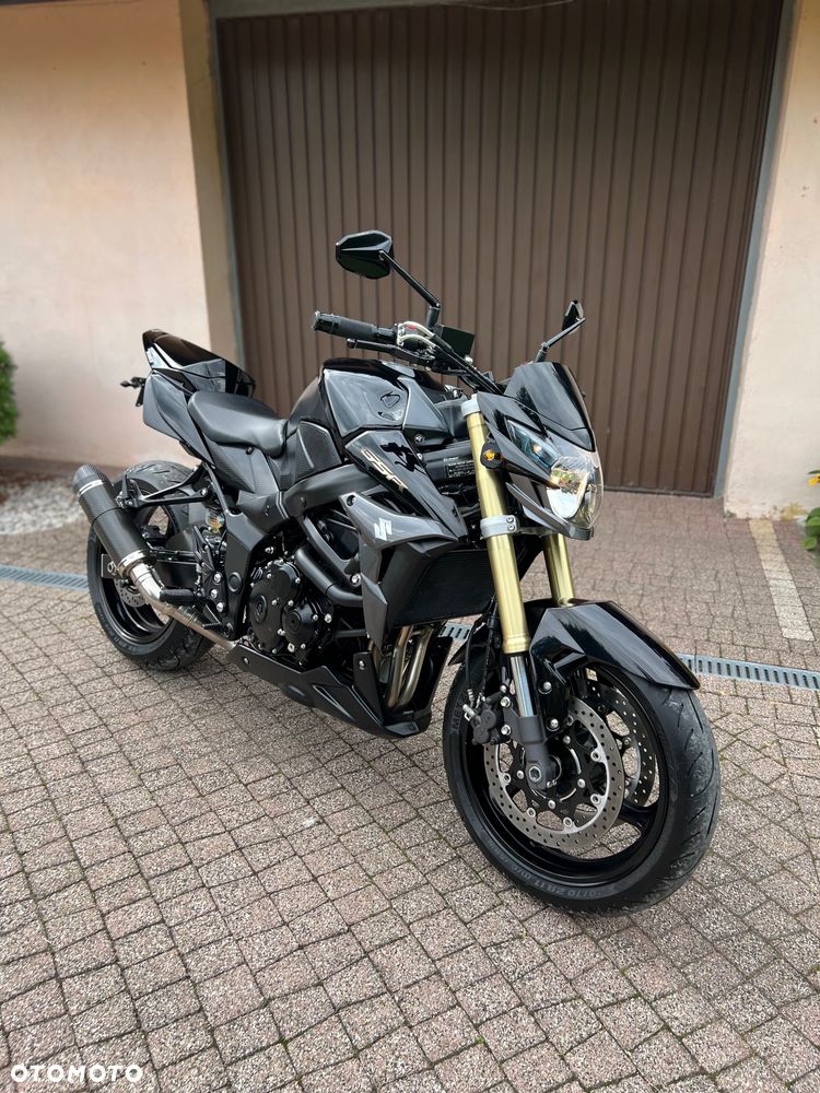 Suzuki GSR - 32