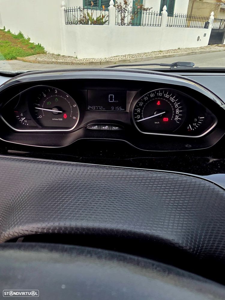 Peugeot 208 1.6 BlueHDi Style - 4