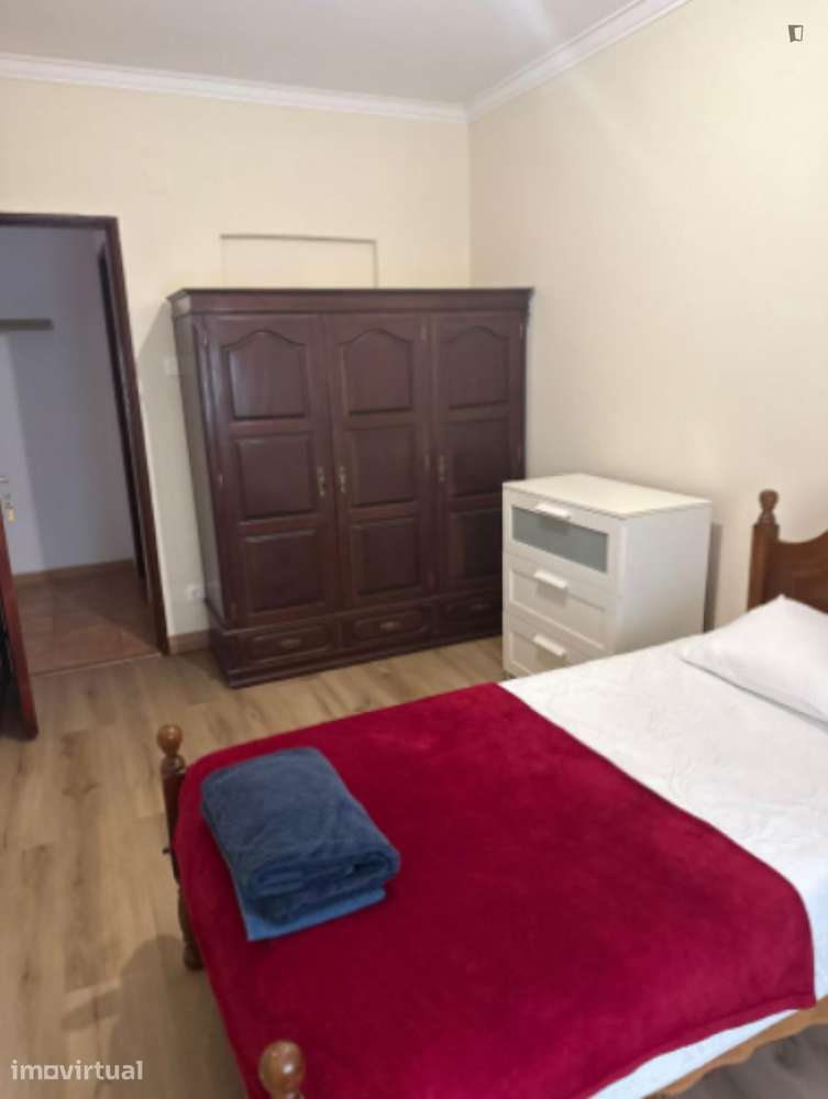 Quarto - localizado em Setubal - Grande imagem: 5/7