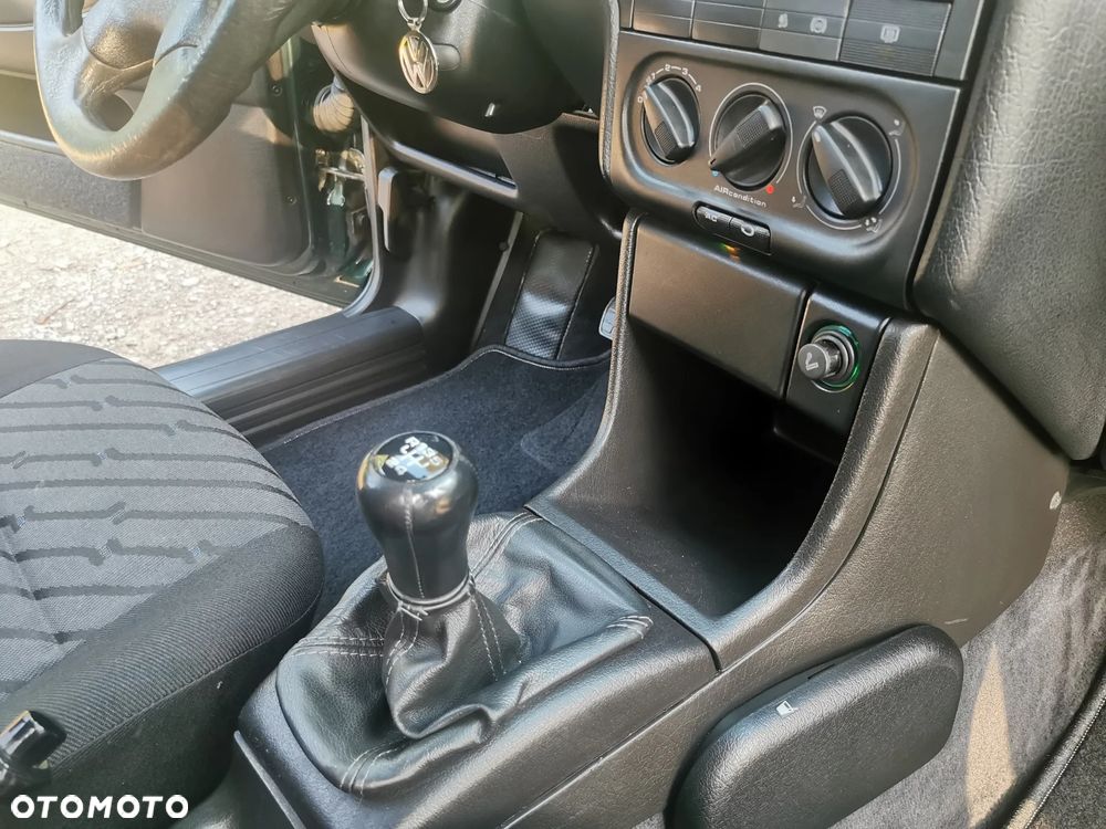 Volkswagen Passat 1.8 GL - 33