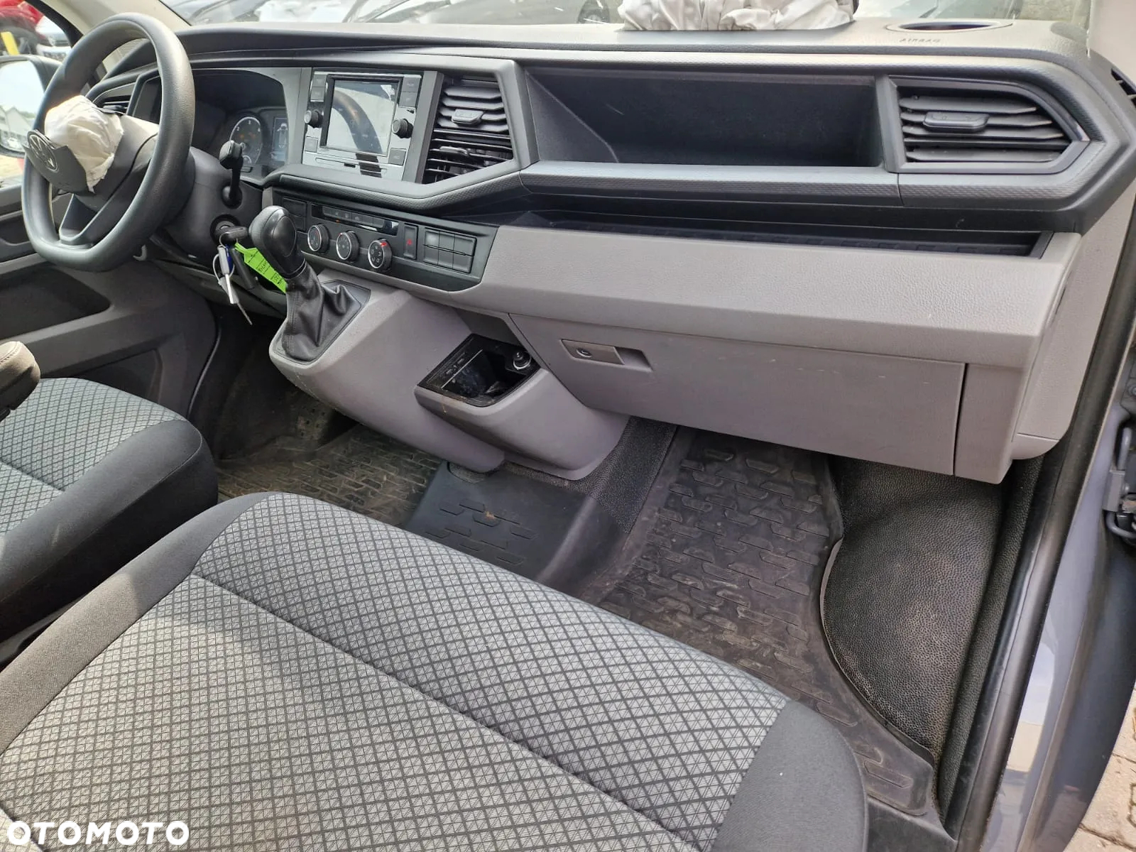 Volkswagen Caravelle - 18