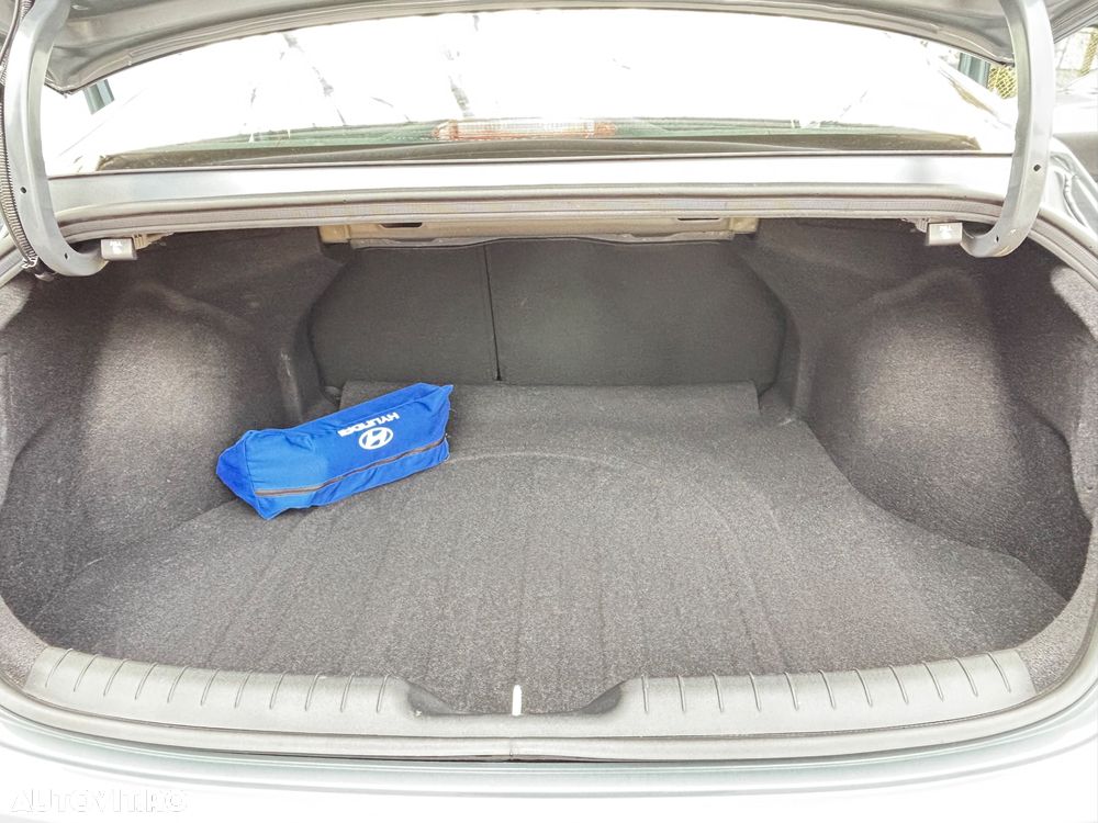 Hyundai Elantra 1.6 l 123 CP CVT Highway - 22