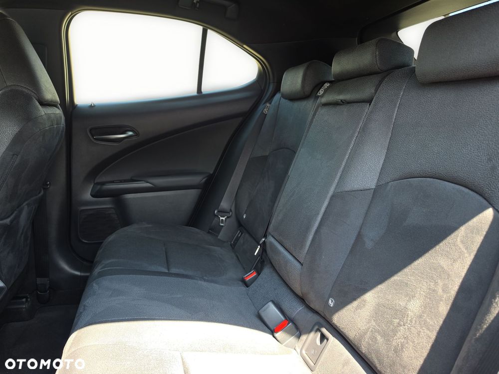 Lexus UX 300h Business - 24