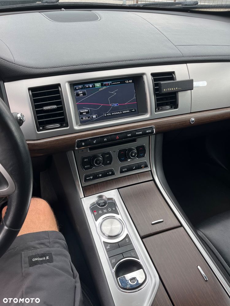 Jaguar XF 3.0 V6 D Luxury - 11