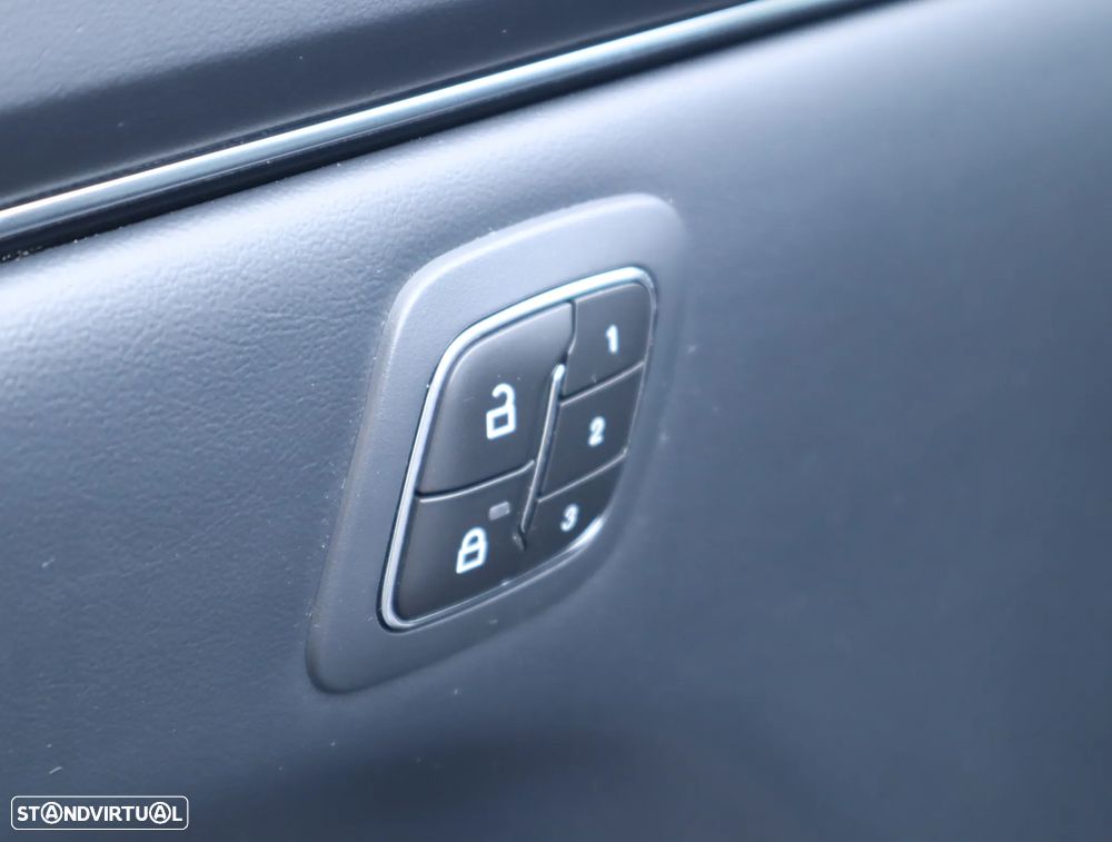 Ford Mustang Mach-E 75.7 kWh Premium AWD - 37