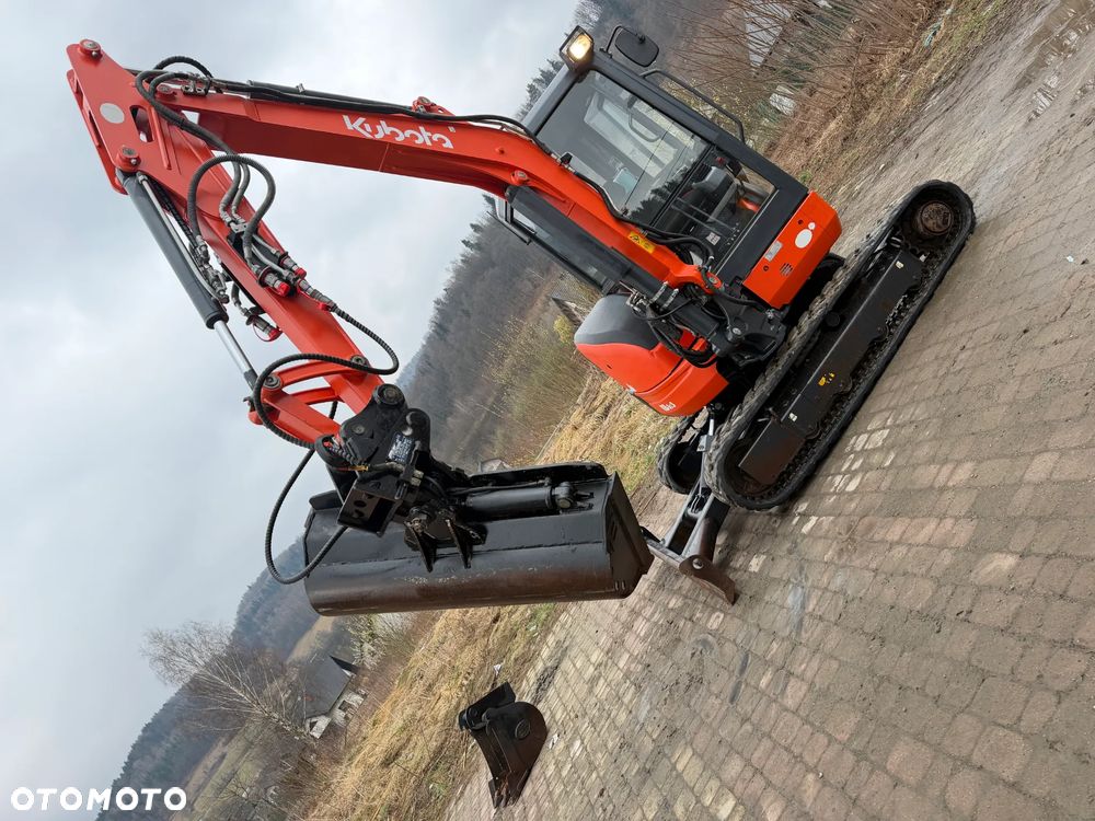 Kubota U35. koparka 3,7 tony. 2016 rok. 2000 mtg! Łyżka skarpowa Hydraulicznie uchylna. 3sekcje Hydrauliczne. zamki na tłokach. Jak nówka sztuka. Zadbana zero zużycia. Z gospodarstwa Norweskiego. Zmiana łyżek Hydrauliczna. LENHOFF. Zero luzów wycieków. Szybka wolna jazda. Gąski perfekt stan. OKAZJA TANIO - 34