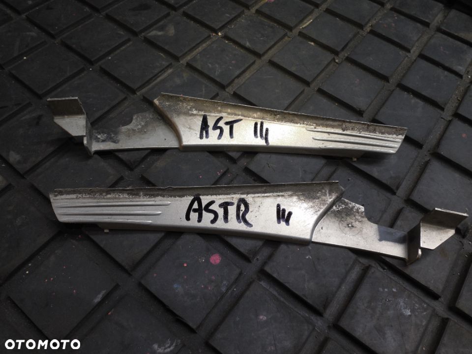 LISTWA SŁUPKA PRZEDNIA LEWA 13272626 OPEL ASTRA H 13272625 PRAWA CENA ZA KOMPLET - 1