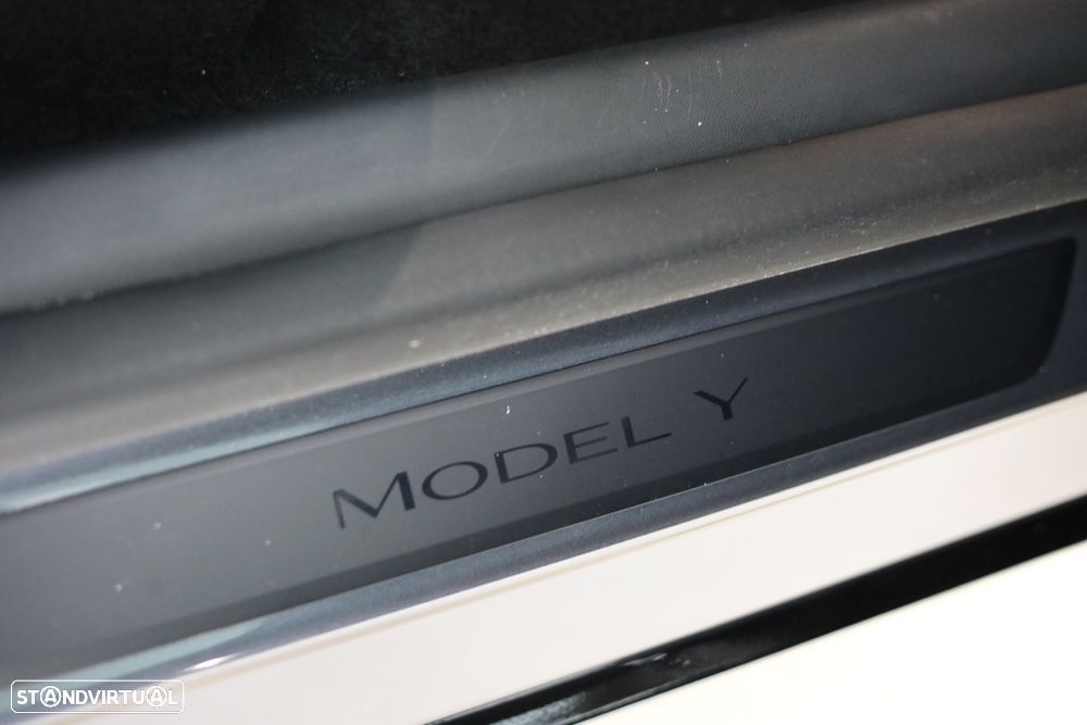 Tesla Model Y Long-Range RWD - 33