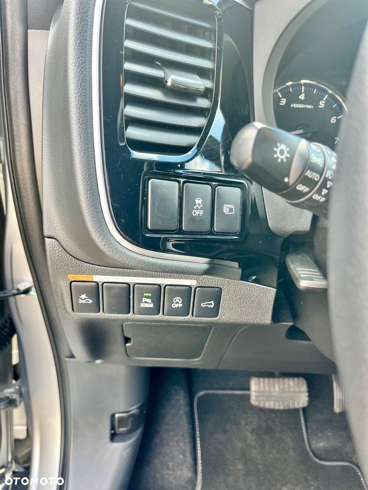 Mitsubishi Outlander - 32