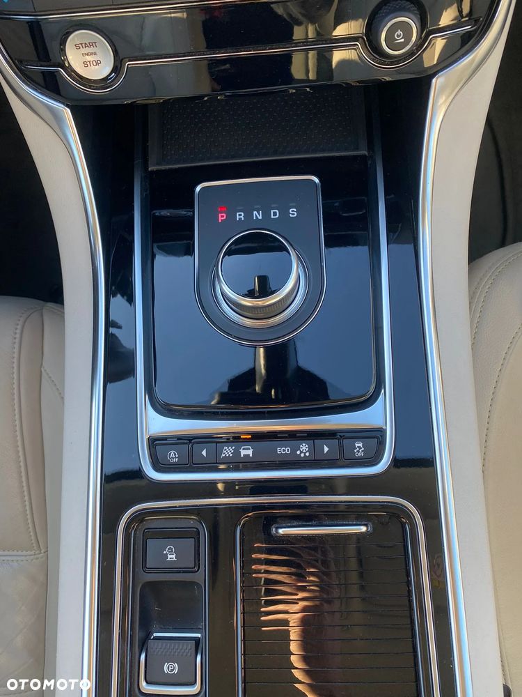 Jaguar XE 2.0 T Prestige - 19