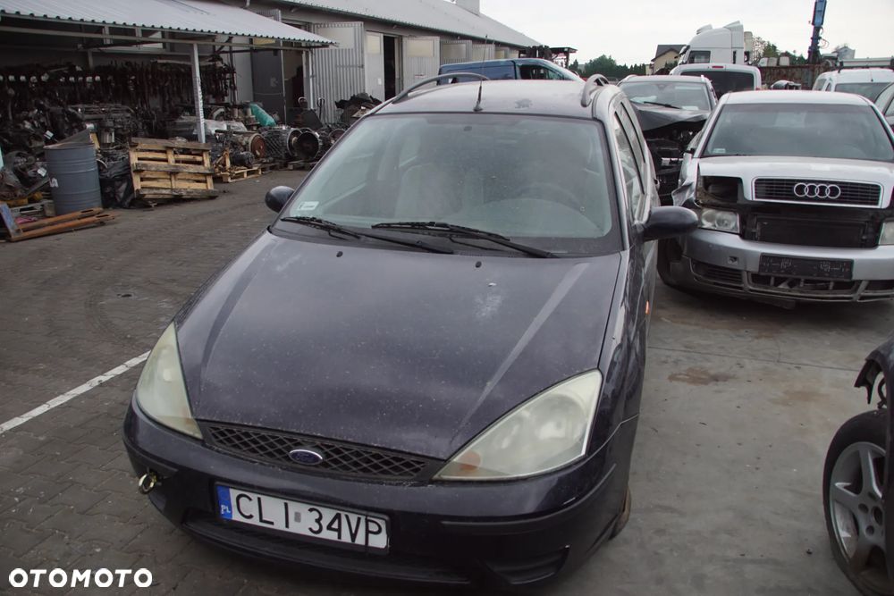 Auto na części - Ford Focus MK1 Lift 1.8 TDCI 101 KM FFDA 2S4R-7002-PB Deep Navy 2004R Silnik Skrzynia Drzwi Maska Błotnik Klapa Zderzak Lampa Lusterko Klamka Szyba Deska Kokpit Sterownik Moduł Czujnik Licznik Panel Kierownica - 8
