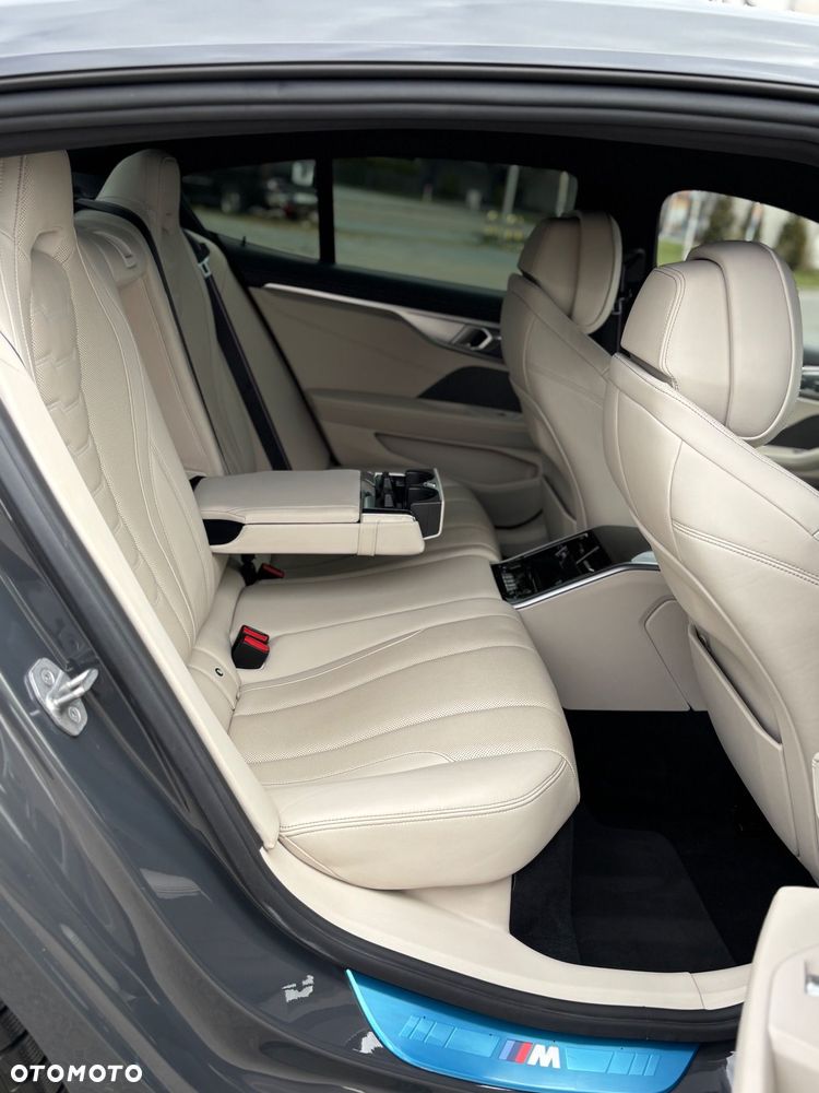 BMW Seria 8 840d xDrive mHEV - 19