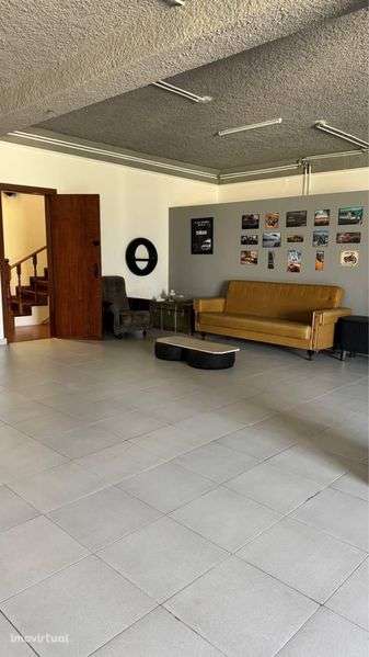 Moradia T3+1 renovada com terreno, garagem ampla e painéis solares - Grande imagem: 3/12