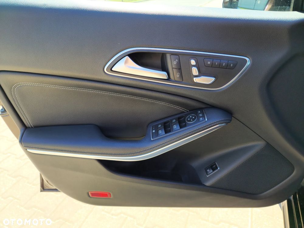 Mercedes-Benz CLA 180 7G-DCT - 24