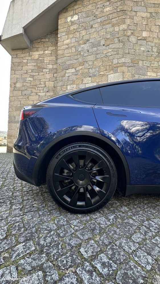 Tesla Model Y - 8