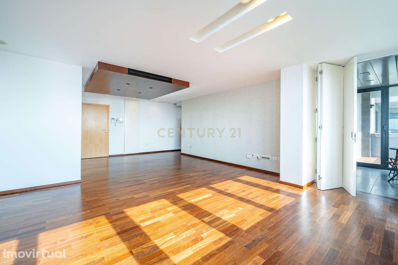 Apartamento T2 com piscina na cobertura, varandas e box na Urbanização - Grande imagem: 5/51