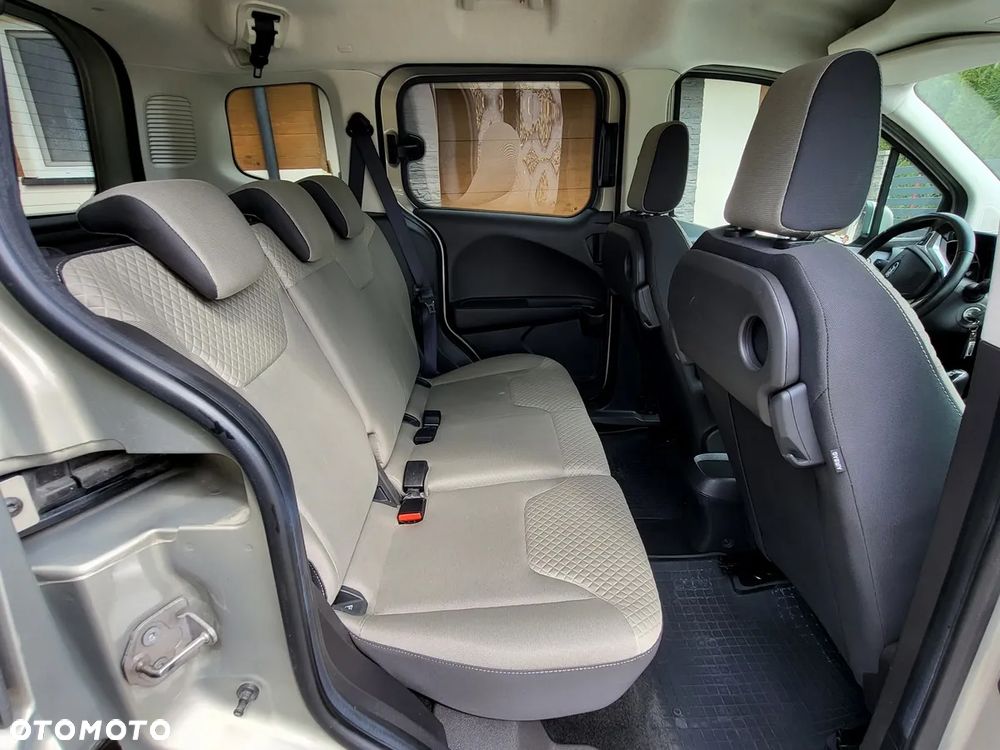 Ford Tourneo Courier 1.0 EcoBoost S&S Titanium - 14
