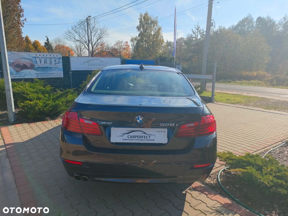 BMW Seria 5 528i Luxury Line - 4