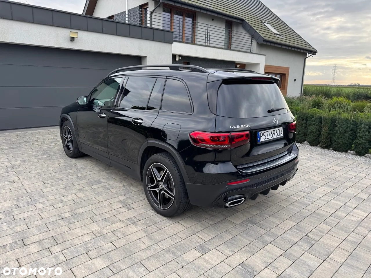 Mercedes-Benz GLB 250 4-Matic AMG Line 8G-DCT - 8