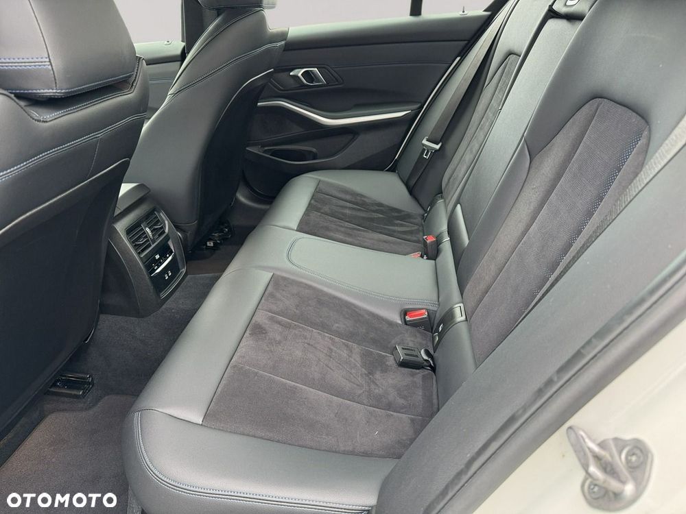 BMW Seria 3 318i M Sport - 22