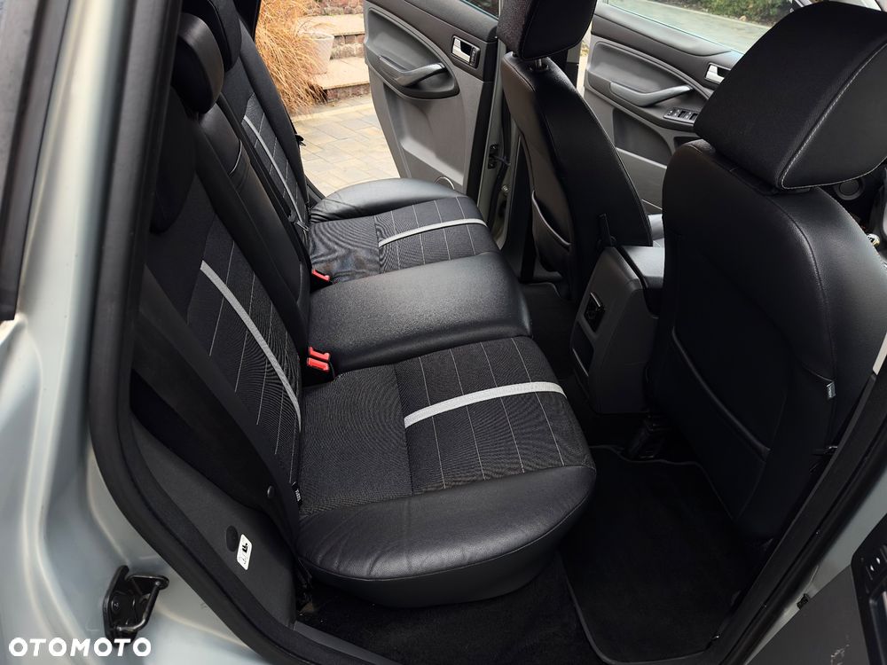 Ford Kuga 2.0 TDCi 2x4 Titanium - 23