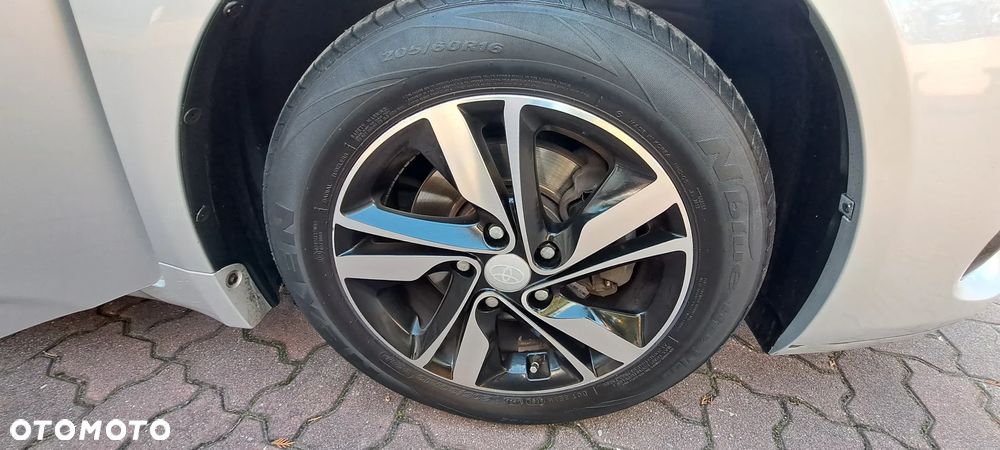 Toyota Avensis 1.6 Active - 16
