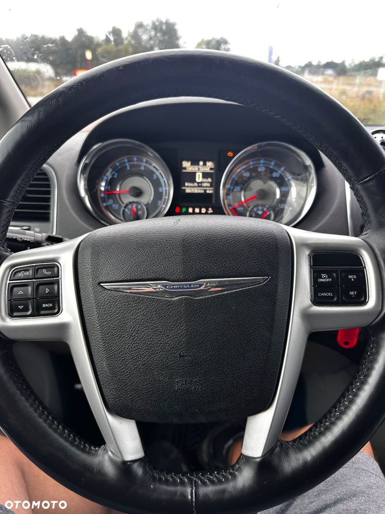 Chrysler Town & Country - 27