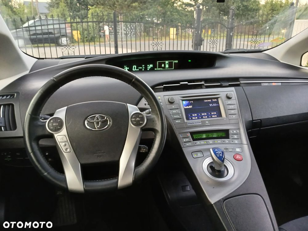 Toyota Prius (Hybrid) Executive - 31