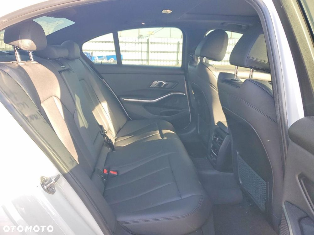 BMW Seria 3 330i Luxury Line - 9