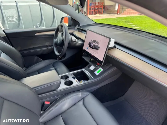 Tesla Model Y - 7
