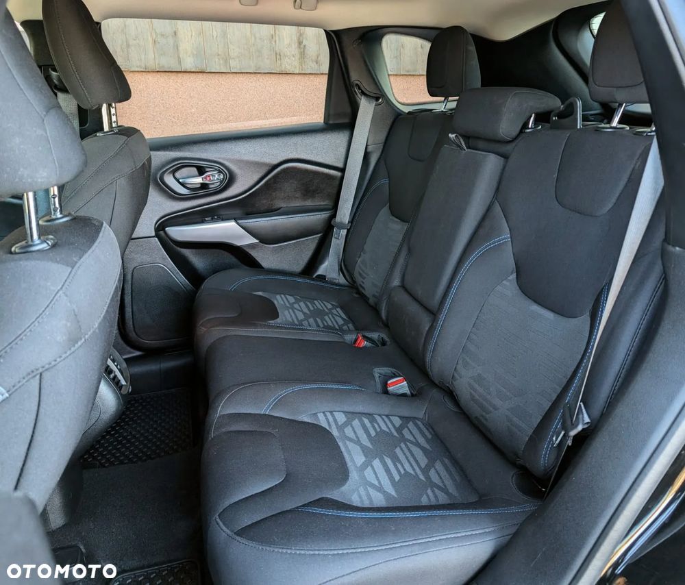 Jeep Cherokee - 26