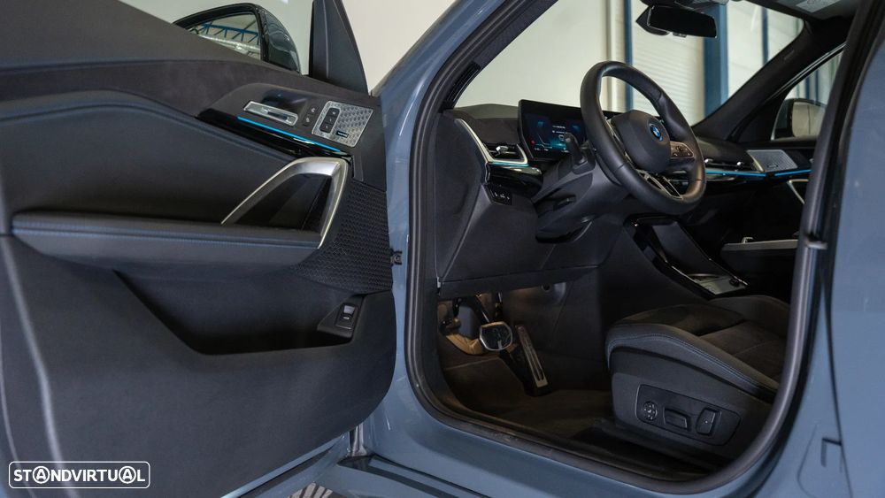 BMW iX2 eDrive20 Pack Desportivo M - 16
