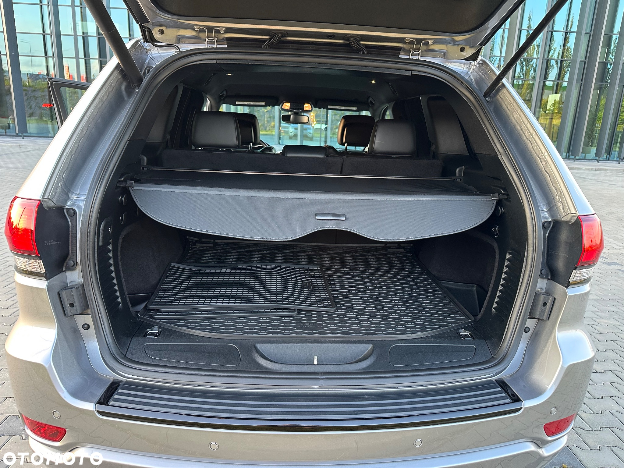 Jeep Grand Cherokee - 38