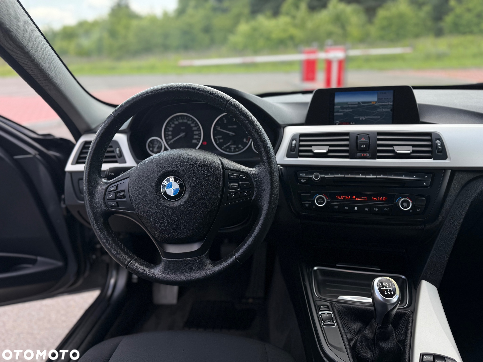 BMW Seria 3 318d Touring - 12