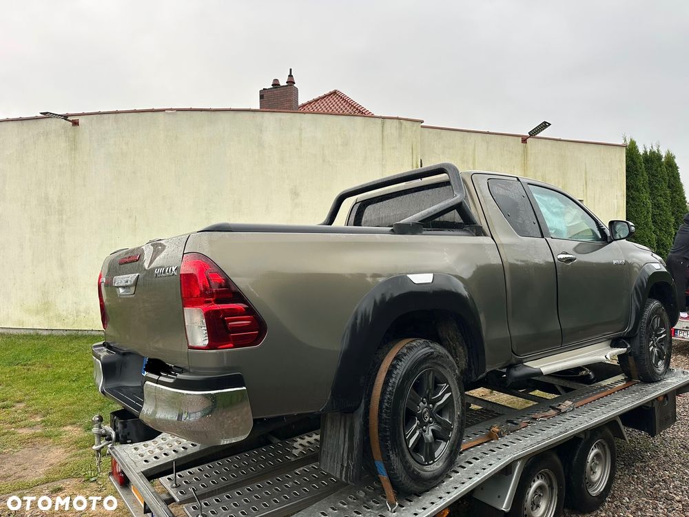 Toyota Hilux 4x4 Extra Cab Autm Executive - 2