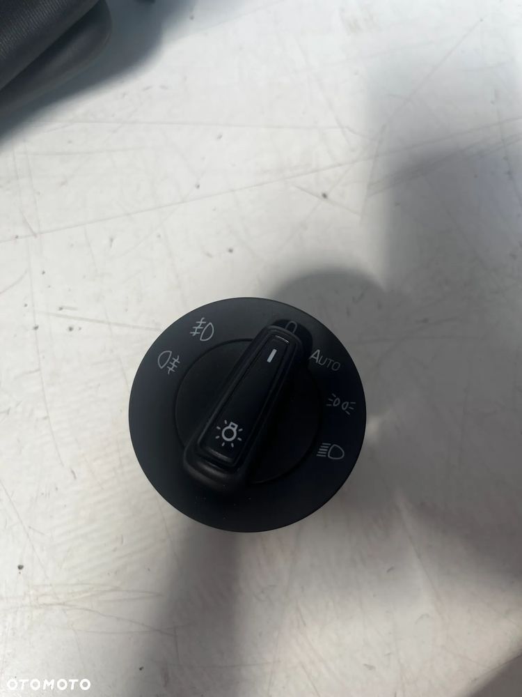 WŁĄCZNIK ŚWIATEŁ SKODA OCTAVIA III 5E0941431D PRZYCISK - 1