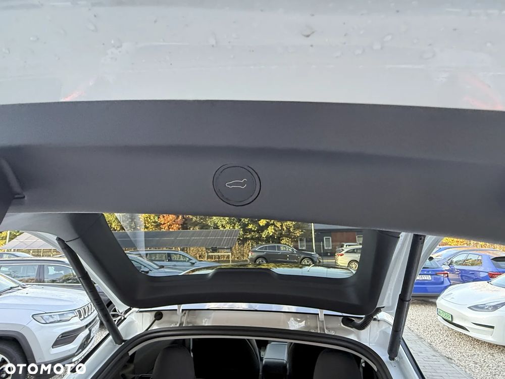 Tesla Model Y Performance AWD - 29