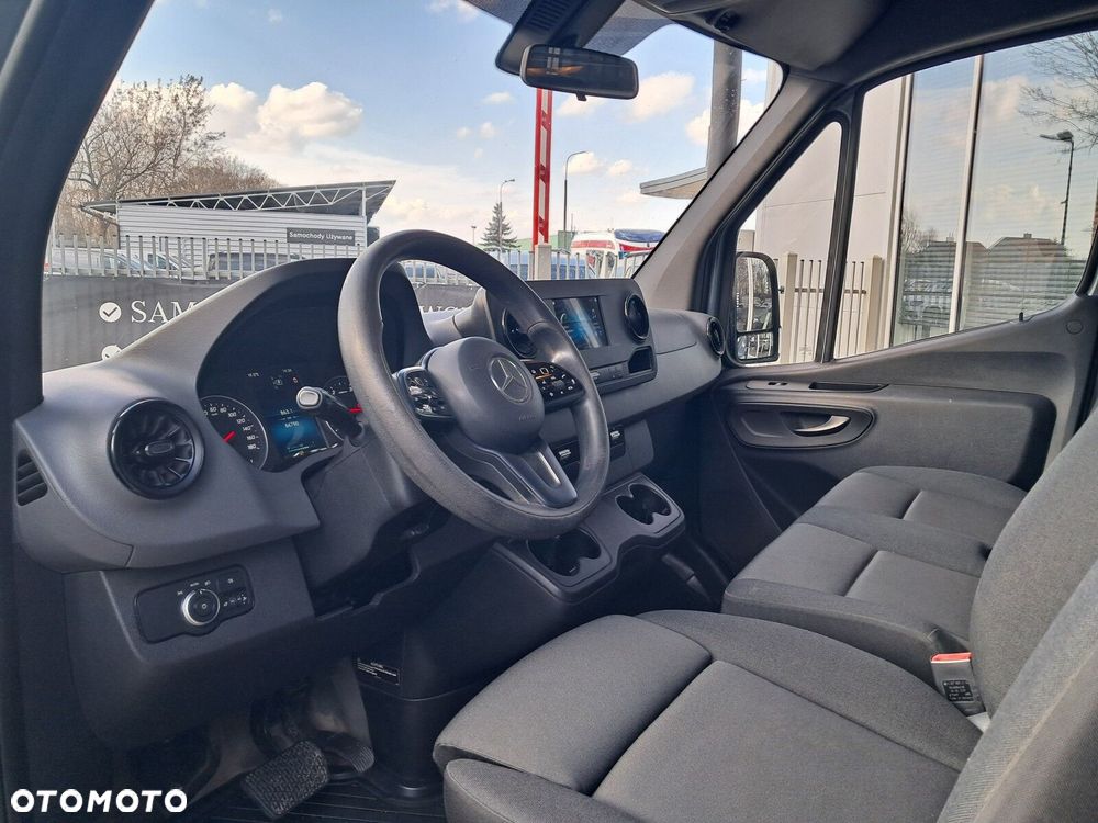 Mercedes-Benz Sprinter 910 - 11