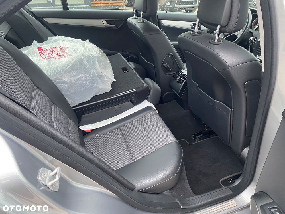 Mercedes-Benz Klasa C 180 CGI Automatik BlueEFFICIENCY Avantgarde - 29