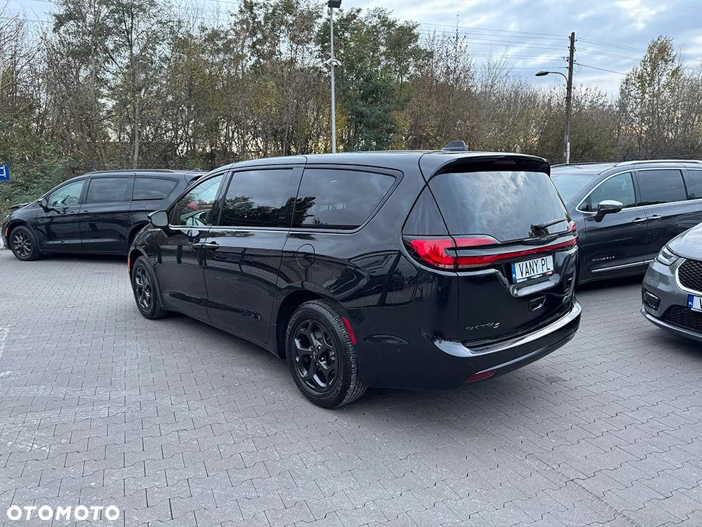 Chrysler Pacifica - 4