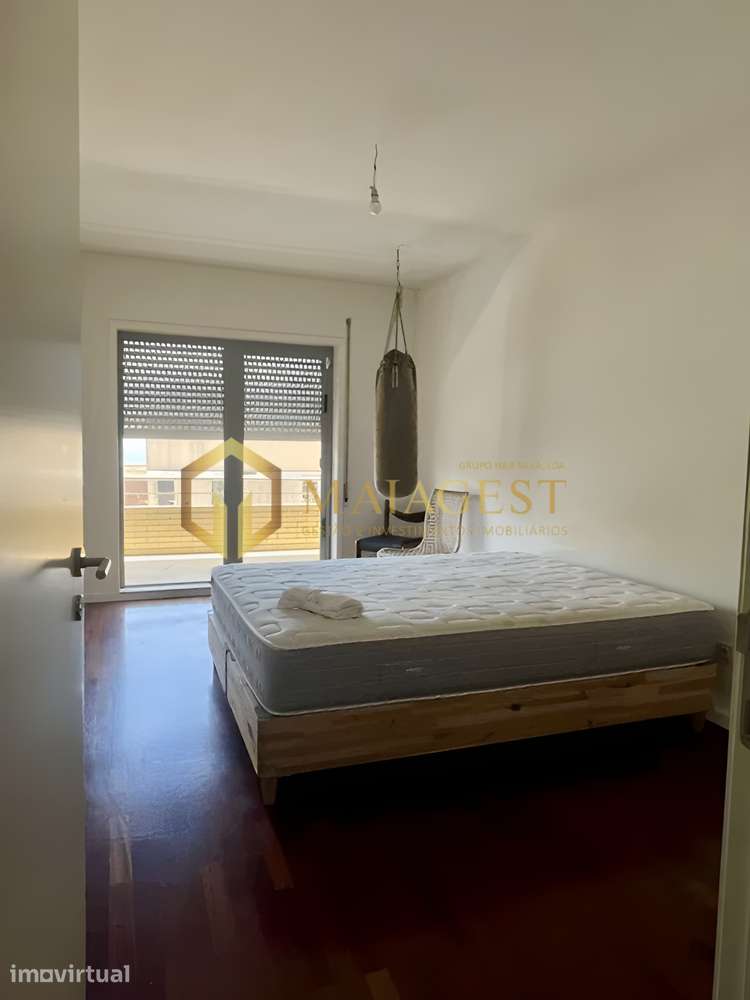 Elegante T2 Duplex Renovado junto da Praia com Varandas e Garagem - Grande imagem: 4/8