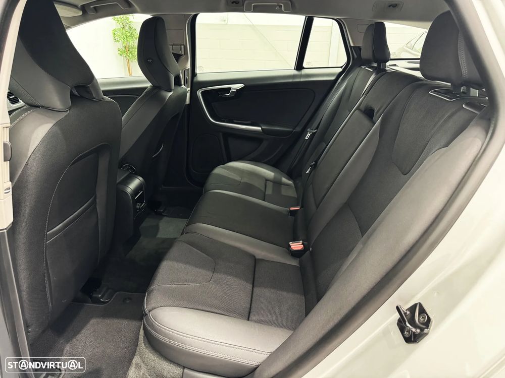 Volvo V60 2.0 D3 Momentum - 24