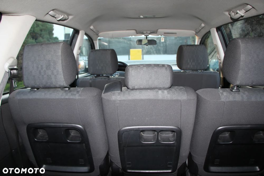 Toyota Avensis Verso D-4D - 10